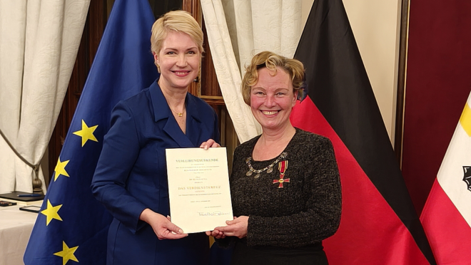 Dr. Silvia Kastell bei der Überreichung des Bundesverdienstkreuzes durch Frau Schwesig